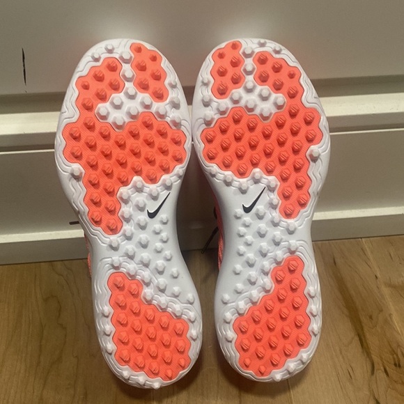 New Nike Golf Shoes - Picture 2 of 2